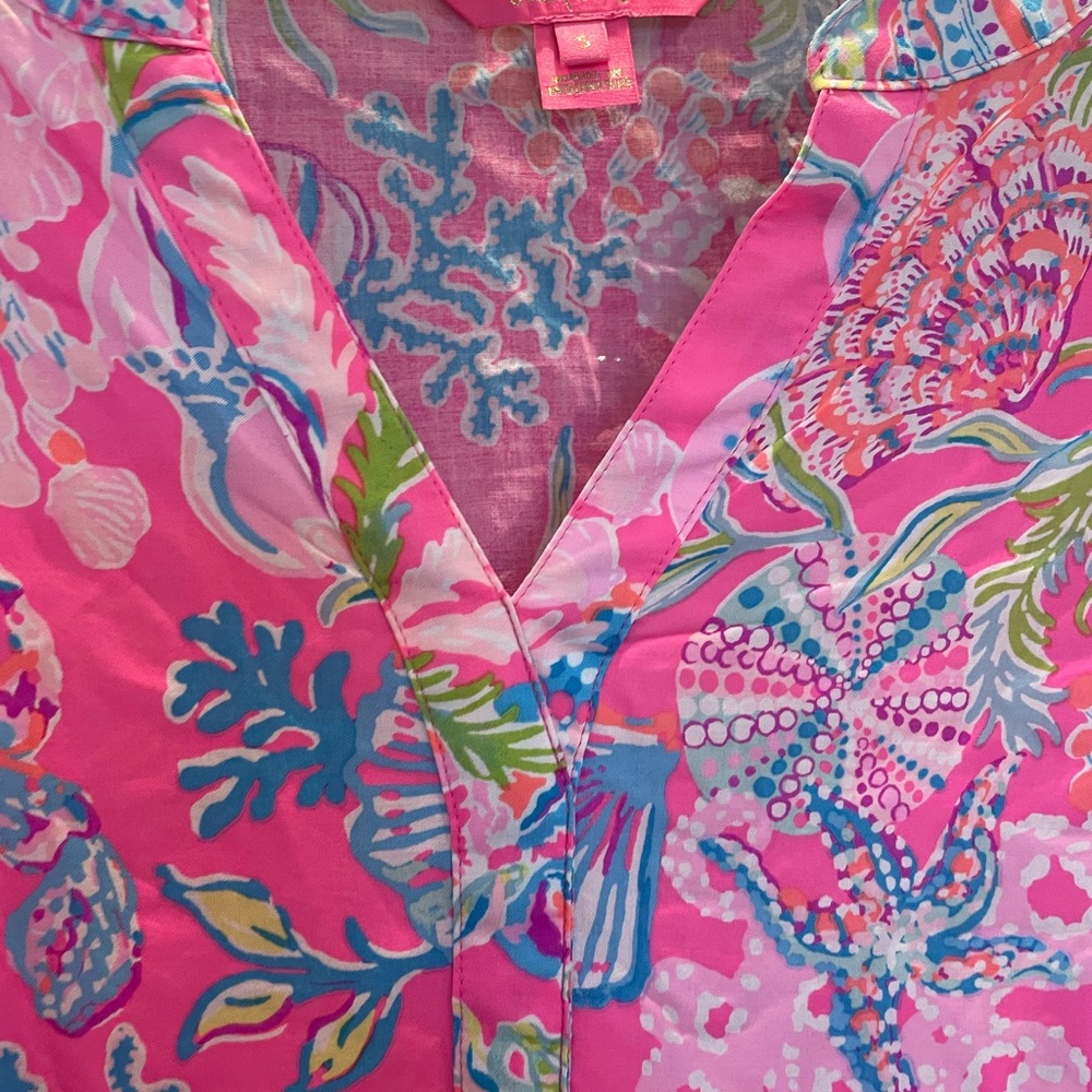 Like New Lilly Pulitzer cute top with a ruffled like sleeve. Size small.